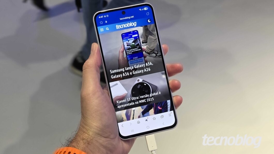 Galaxy A36 foi anunciado em três cores: preto, lavanda e branco (foto: Thássius Veloso/Tecnoblog)