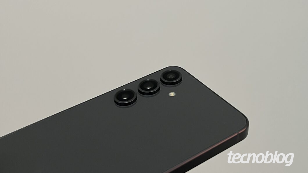 Traseira do Galaxy S24 FE evidenciando o conjunto triplo de câmeras