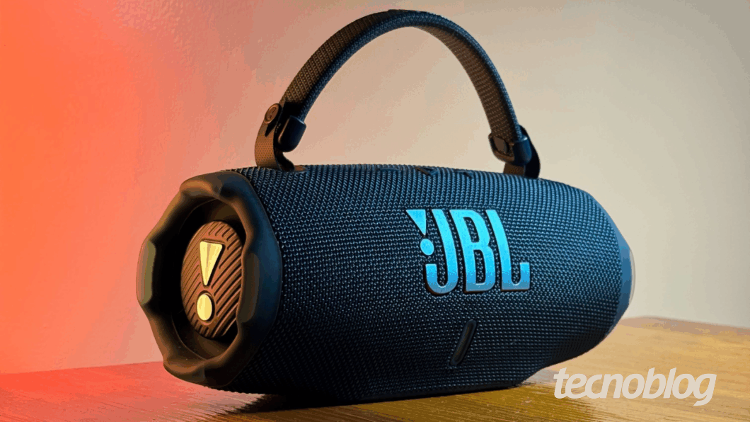 JBL Charge 6 com alça removível sobre uma mesa