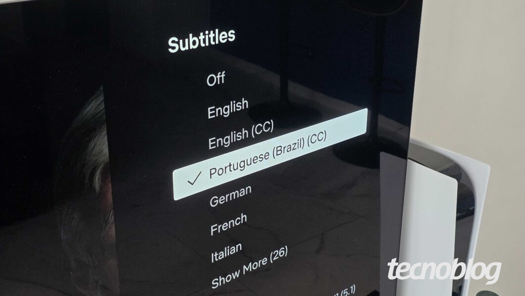 Foto da Netflix na TV com lista de opções de legenda. O português brasileiro tem apenas opção de closed captions.