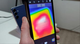 Galaxy S25 FE visto sob câmera térmica