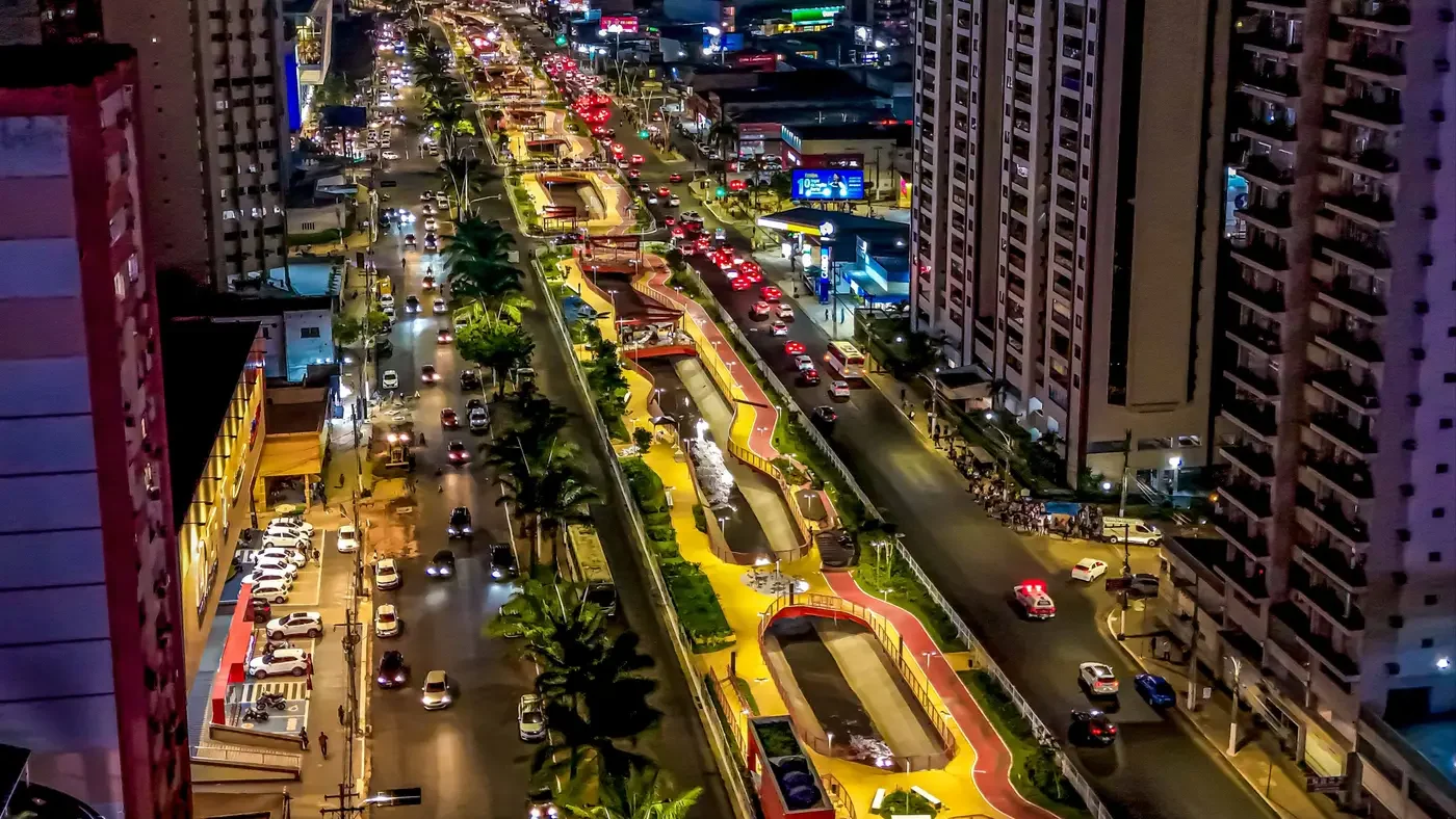 Foto aérea do Parque Linear da Doca em Belém, Pará, durante a noite