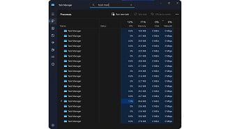 Windows 11 com várias instâncias do Gerenciador de Tarefas aberto. Imagem: Windows Latest/Reprodução