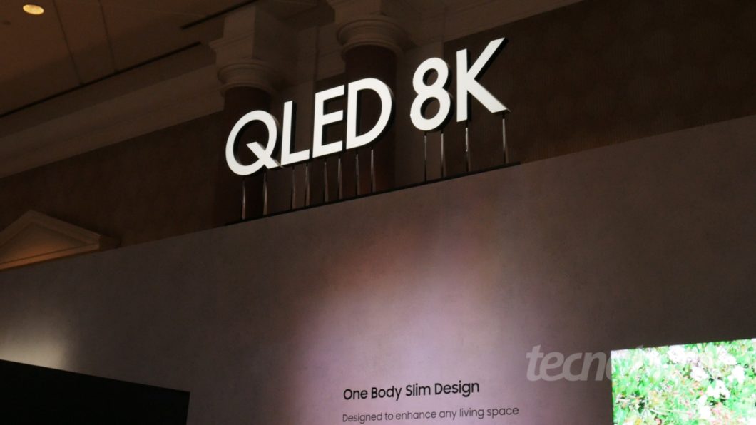 Imagem mostra um painel aceso em um evento, com os escritos "QLED 8K". 