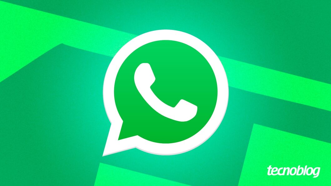 Imagem mostra o logo do WhatsApp ao centro, sobre um fundo verde com faixas diagonais em verde mais claro. O logo consiste em um balão de diálogo branco com um contorno verde mais escuro, contendo um ícone de telefone branco dentro. Na parte inferior direita, o logotipo do "Tecnoblog" é visível, em fonte de cor branca.