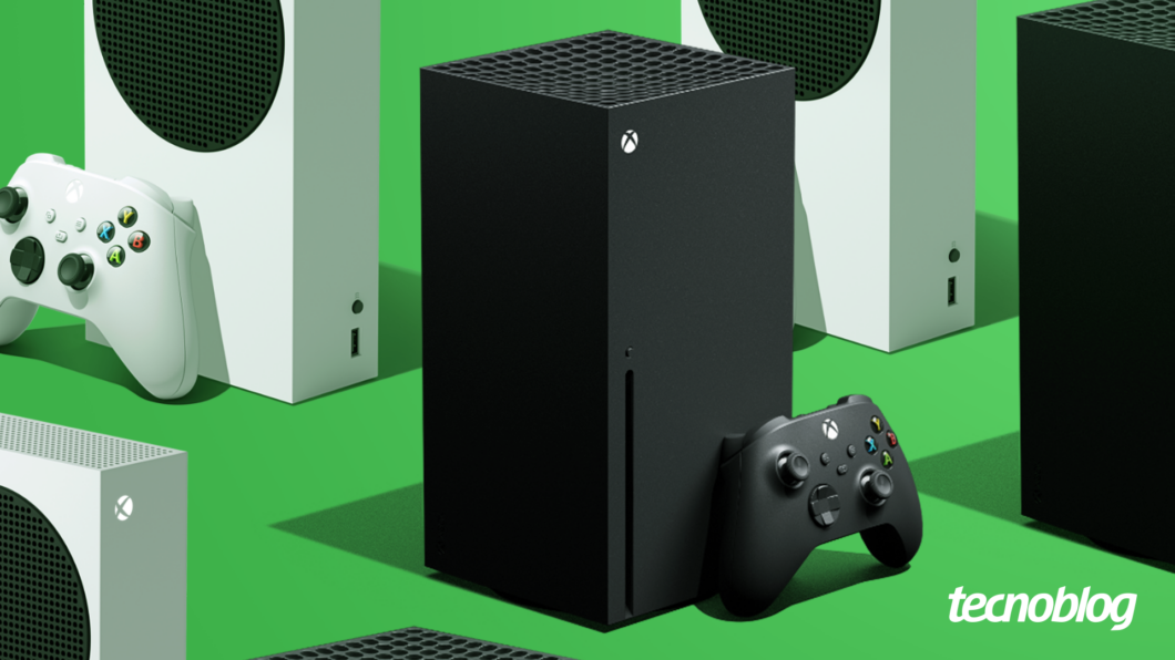 Imagem mostra múltiplos consoles Xbox Series S brancos e um Xbox Series X preto, juntamente com seus respectivos controles sem fio, dispostos sobre um fundo verde brilhante. O Xbox Series X preto está no centro, em destaque, com um controle preto ao lado. O logo da Xbox é visível em cada console e controle. Na parte inferior direita, está o logotipo do "Tecnoblog".