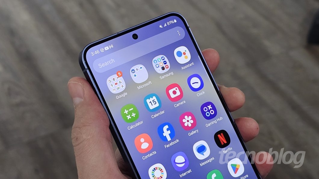 Mão segurando smartphone