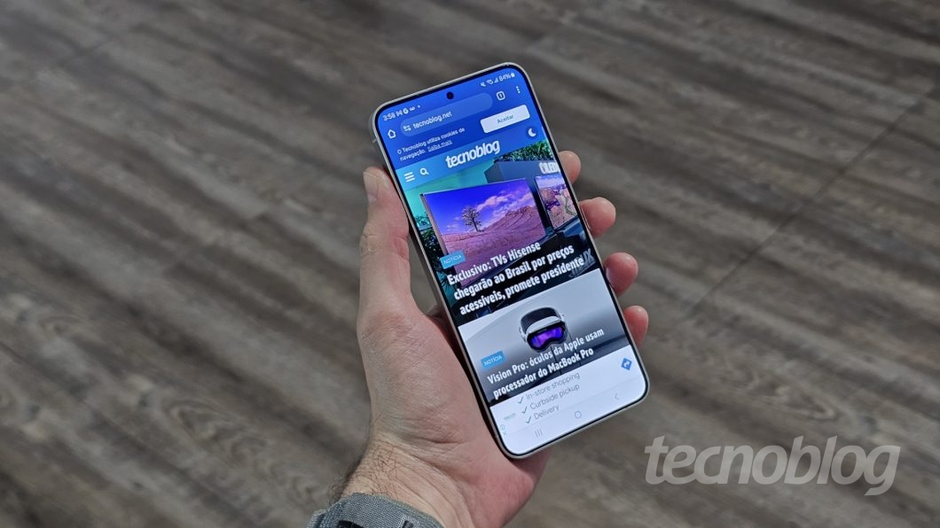 Mão segurando smartphone
