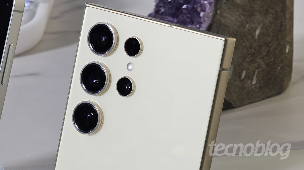 Smartphone visto da traseira, em proximidade das suas câmeras