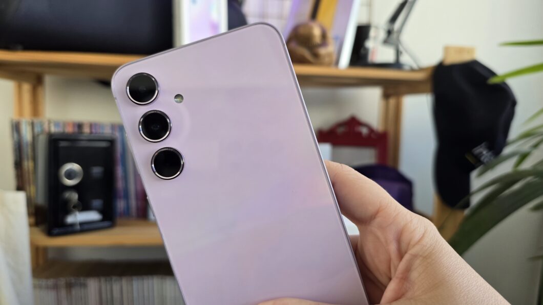 Mão segurando o Galaxy A55