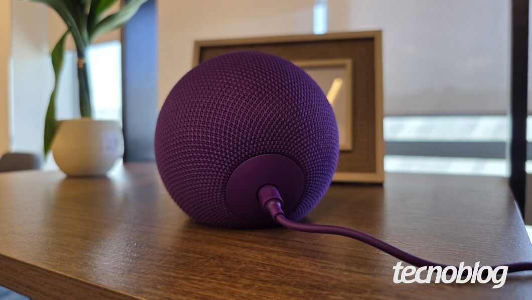 Alto-falante inteligente Echo Dot Max sobre mesa, visto pela parte traseira