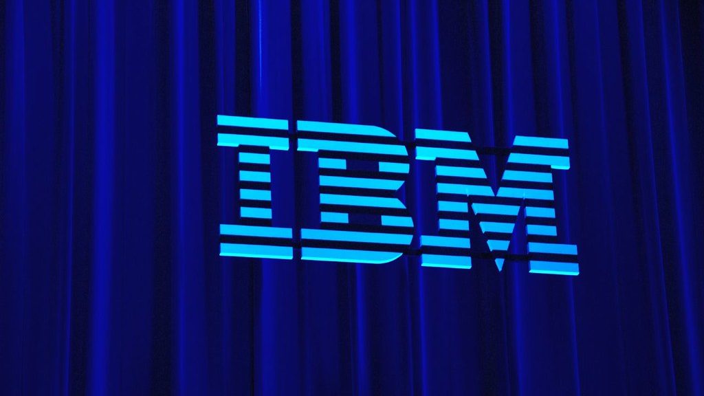 Imagem mostra o logo da IBM em cor azul