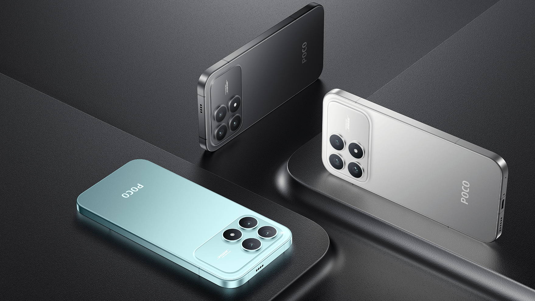 Disposição de três smartphones finos e de design moderno sobre uma superfície escura e texturizada, com iluminação dramática. Os aparelhos são da marca POCO e têm a parte traseira lisa e opaca em três cores: um azul-claro ou verde-água em primeiro plano, um cinza-claro ou prateado à direita, e um cinza-escuro no fundo. Todos apresentam o logotipo "POCO" na vertical e um módulo de câmera traseira com quatro lentes grandes em forma de círculo dispostas em um quadrado.
