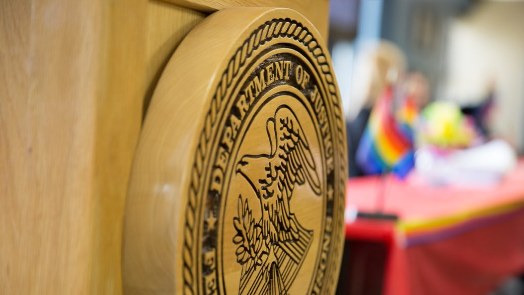 Imagem mostra uma moldura no Departamento de Justiça dos EUA 