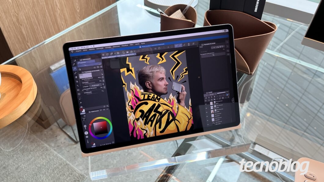 Galaxy Tab S10 FE com app de edição de imagens aberto