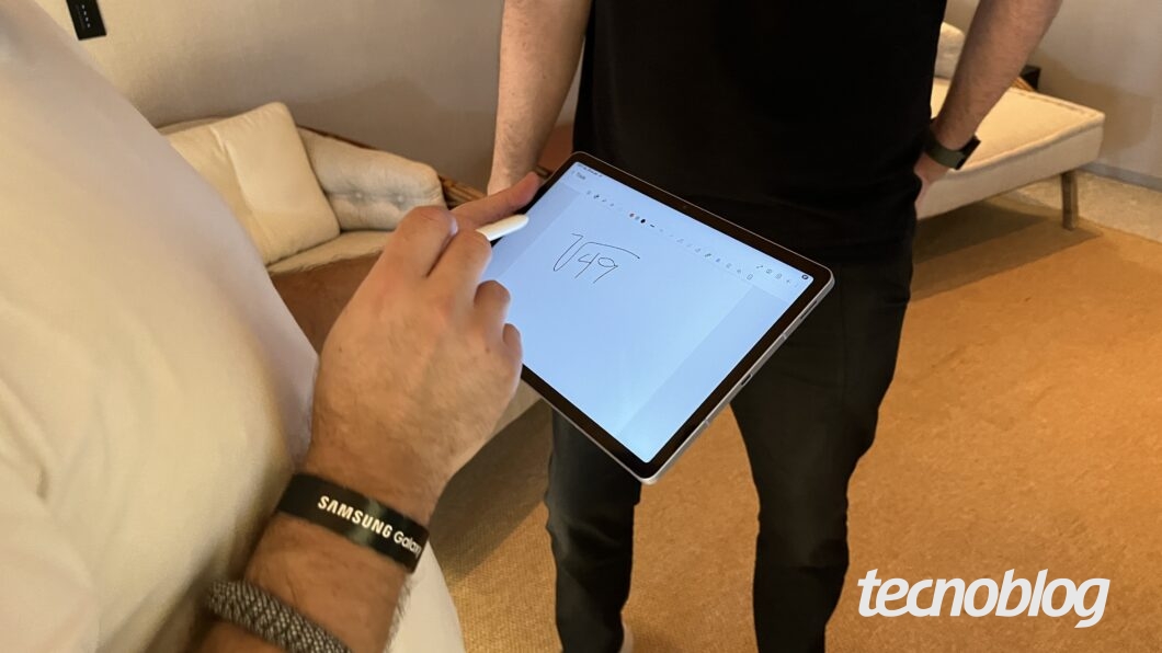 Galaxy Tab S10 FE na mão, com uma conta manuscrita na tela