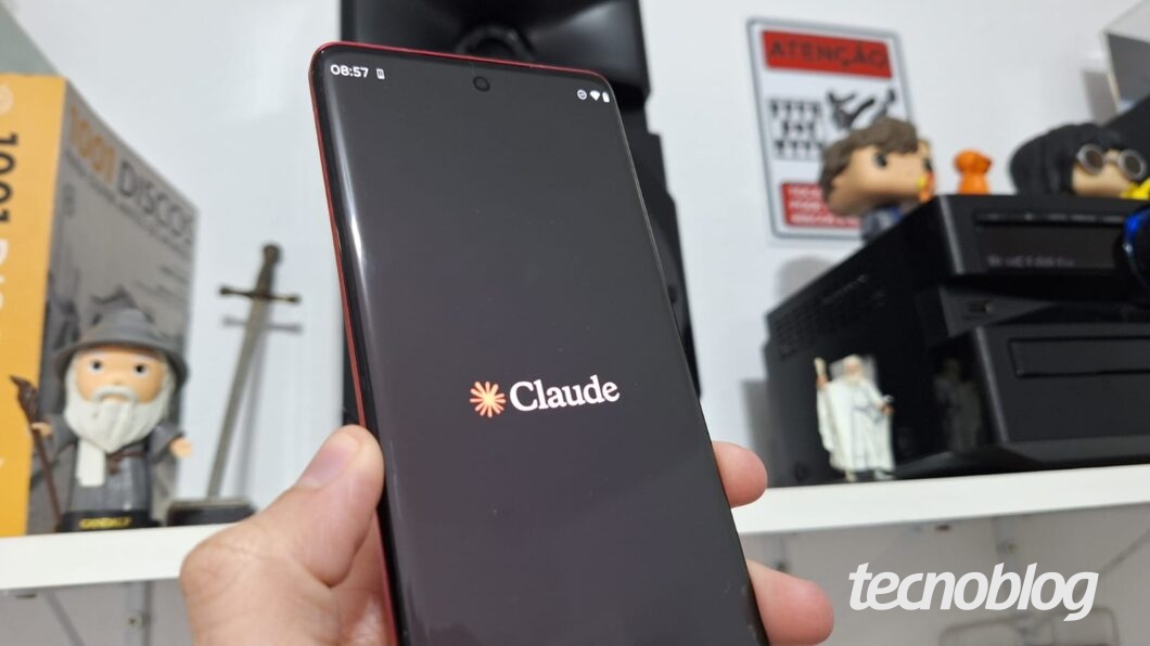 Imagem de um celular exibindo a tela do Claude AI