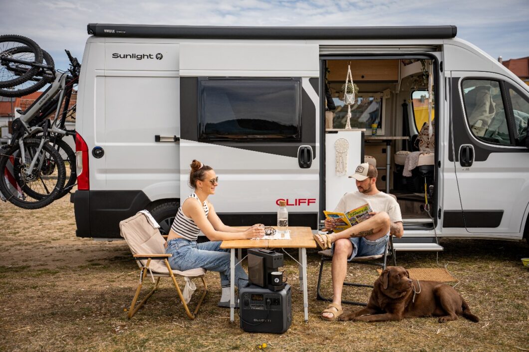 Estação de energia Bluetti ao lado um homem e uma mulher