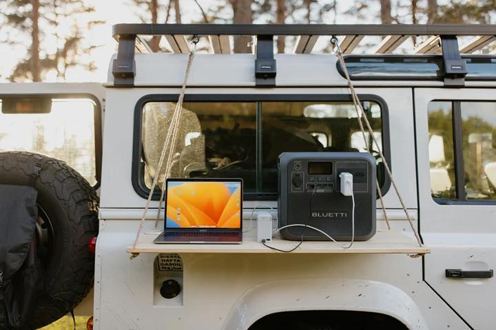 Estação de energia Bluetti ao lado de um notebook