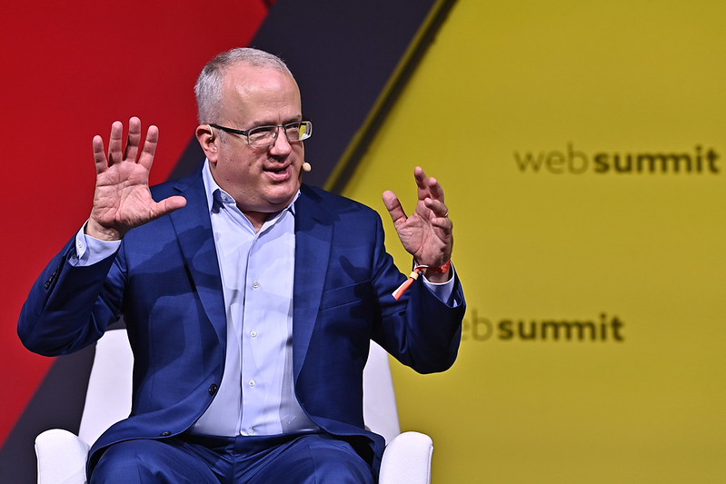 Foto de Brenan Eich, criador do JavaScript e co-fundador do Mozilla, em um painel do Web Summit em 2022