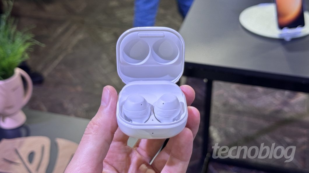 Fones Galaxy Buds FE com estojo aberto visto de frente