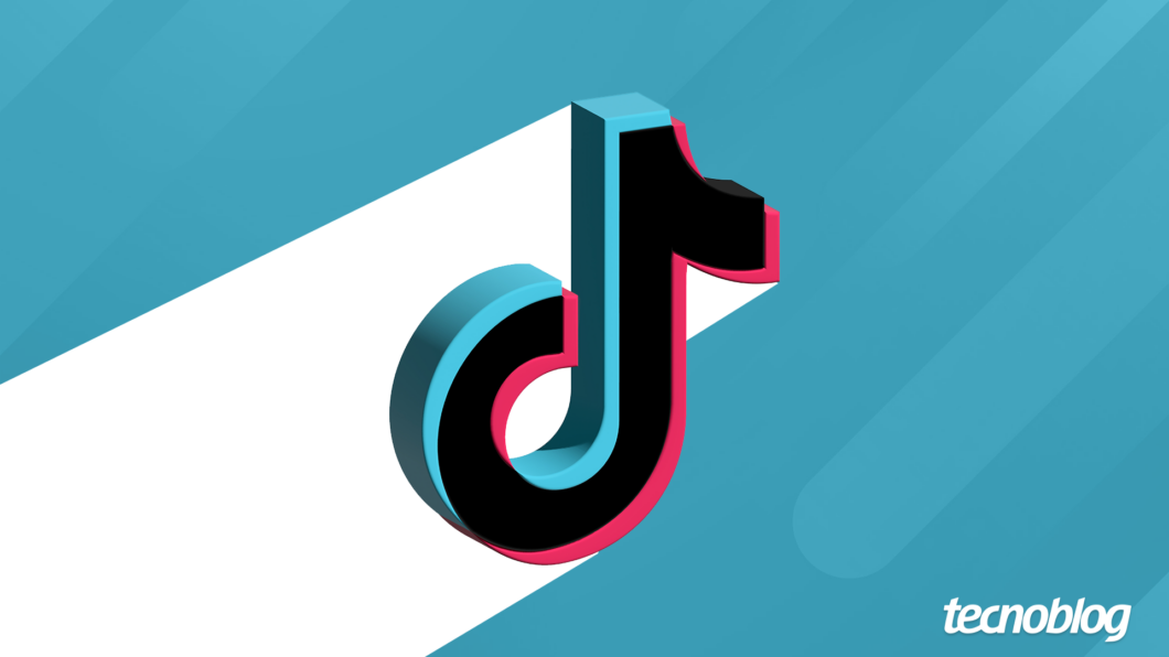 Ilustração 3D do logotipo do TikTok, que se assemelha a uma oitava nota musical. O logo tem contornos pretos e preenchimento com cores ciano e rosa, destacando o efeito tridimensional. O fundo é predominantemente azul-claro, cortado diagonalmente por uma grande faixa de luz branca. No canto inferior direito, o logotipo do "tecnoblog" é visível.