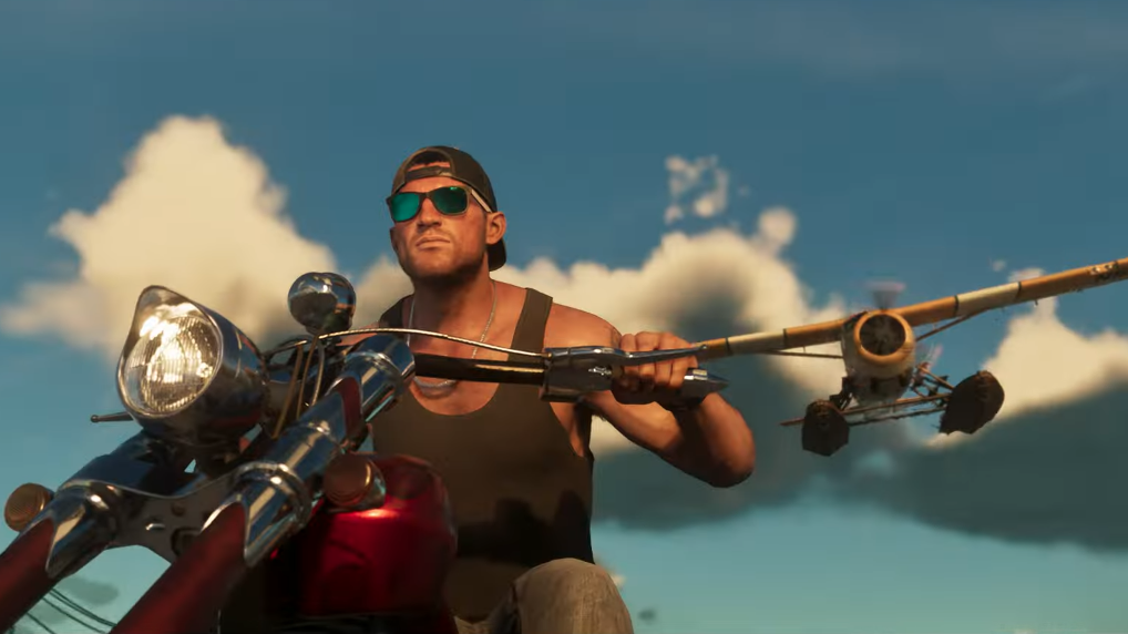 Imagem mostra um homem de óculos escuros e boné, pilotando uma motocicleta vermelha em direção à câmera. Ele é um personagem do jogo GTA 6. Ele veste uma regata preta. Ao fundo, um avião amarelo de hélice voa no céu azul com nuvens brancas. O foco está no motociclista e na frente da moto, com o avião ligeiramente desfocado.