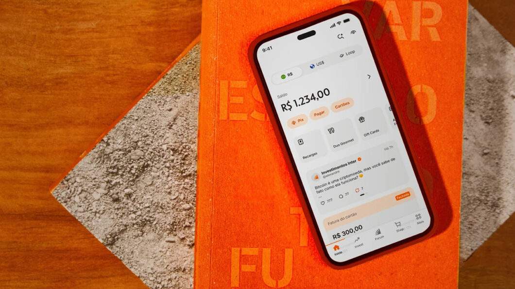 Celular com o app do Inter aberto