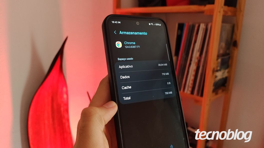 Uma mão segura um celular Android com a tela exibido as informações de armazenamento do navegador Google Chrome