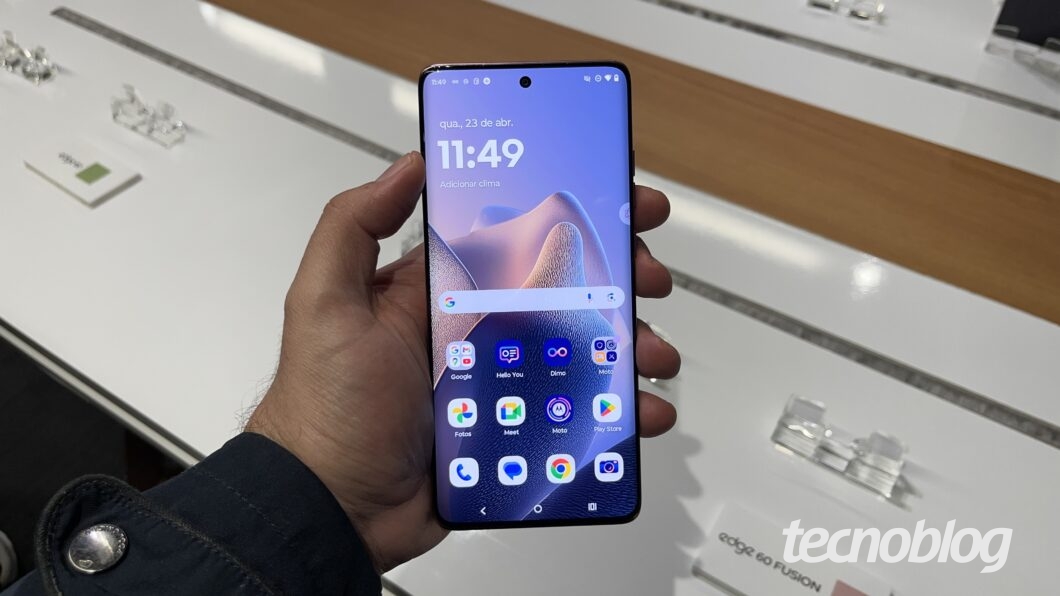 Smartphone Motorola Edge 60 Fusion visto de frente com a tela ligada, exibindo ícones de aplicativos organizados sobre um fundo gradiente.