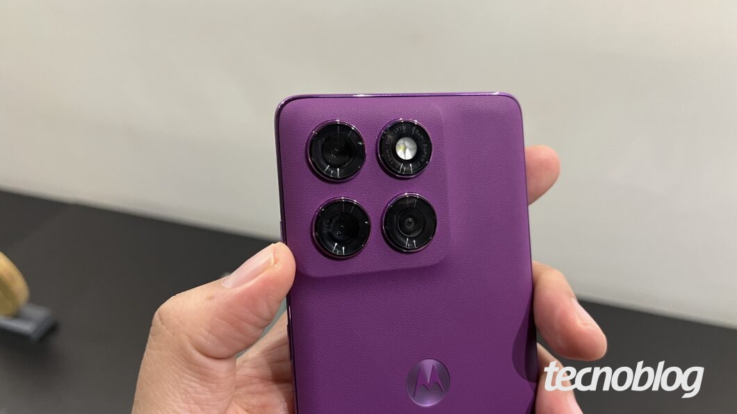 Traseira roxa do Edge 60 Pro, com destaque na câmera tripla, organizada em um quadrado