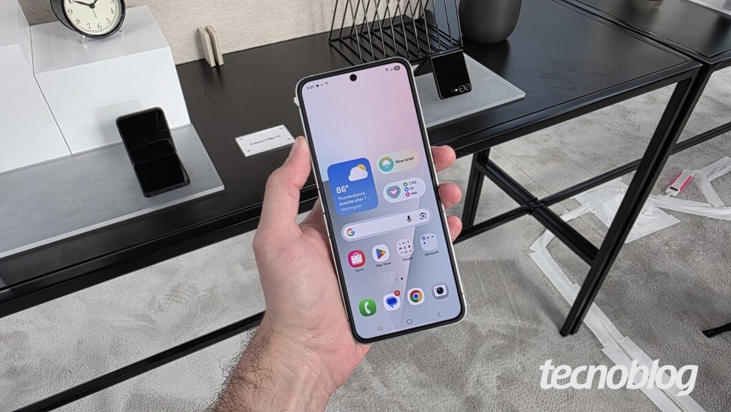 Mão segurando smartphone