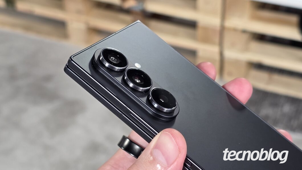 Smartphone visto pela traseira, destacando as câmeras