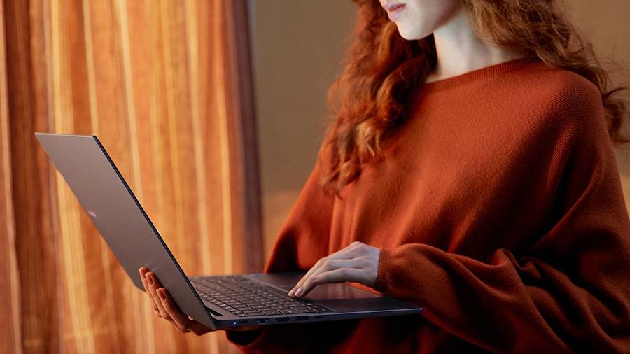 imagem de uma mulher mexendo em um notebook Samsung Galaxy Book 4