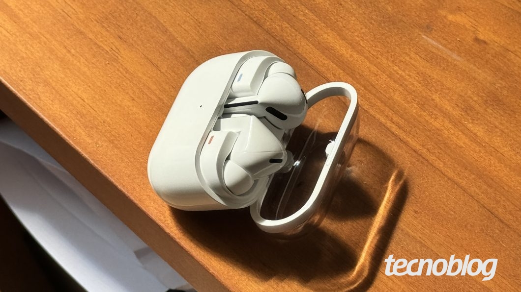 Estojo branco com fones de ouvido dentro