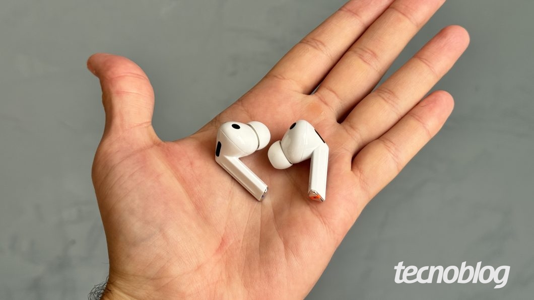 Fones de ouvido brancos na palma da mão