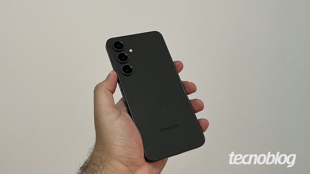 Mão segurando Samsung Galaxy S24 FE