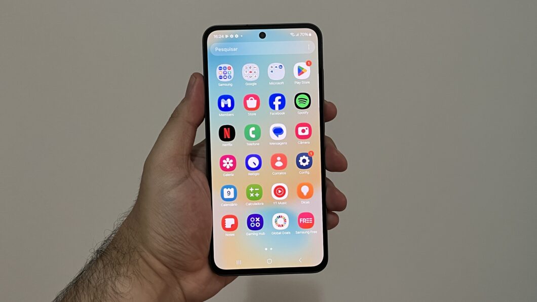 Mão segurando o celular Galaxy S24 FE