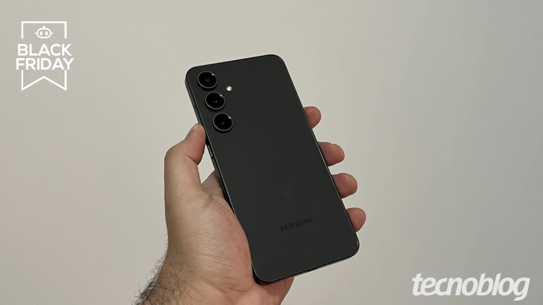 Mão segurando o Galaxy S24 FE