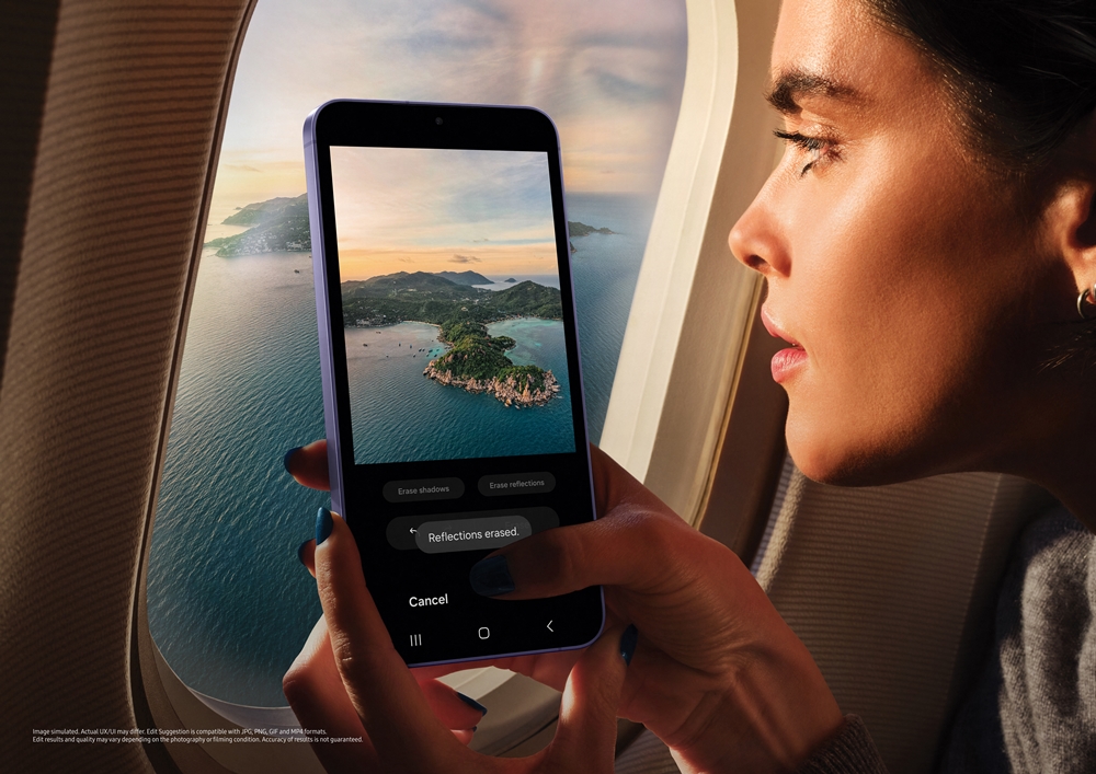 imagem de uma mulher segurando um galaxy s24 na janela do avião
