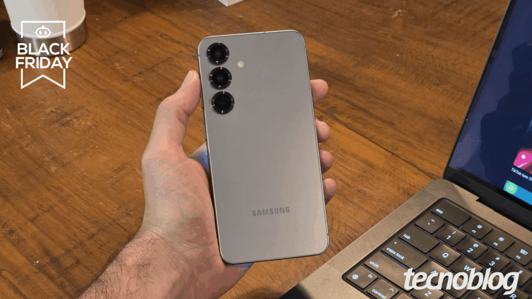 Mão segurando o Galaxy S25, mostrando a traseira com as câmeras.