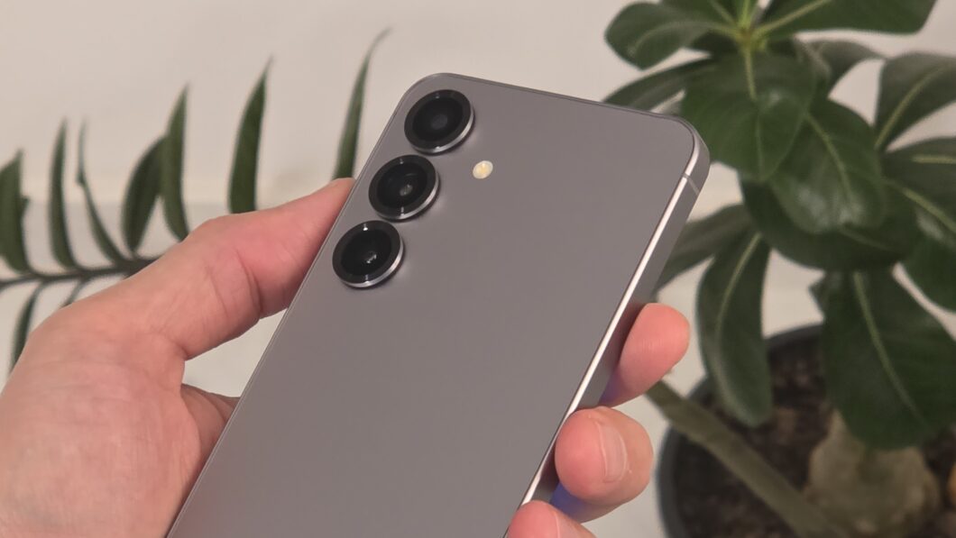 Mão segurando Galaxy S25 virado com as câmeras para cima