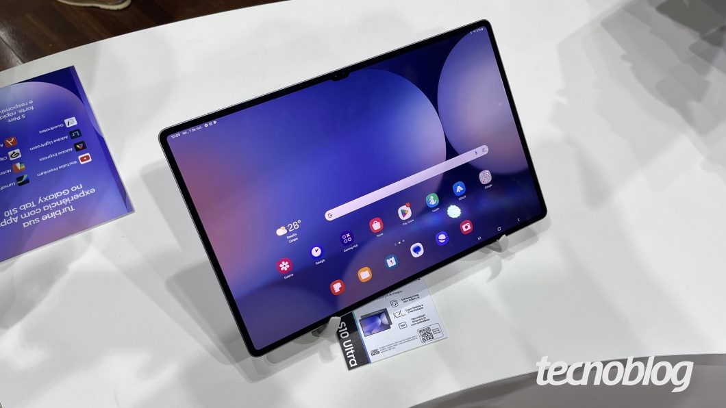 Tablet Galaxy S10 Ultra, de 14 polegadas, em um estande