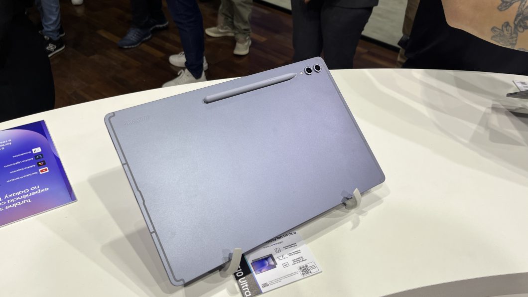 Traseira do Samsung Galaxy Tab S10 Plus (Imagem: Giovanni Santa Rosa/Tecnoblog)