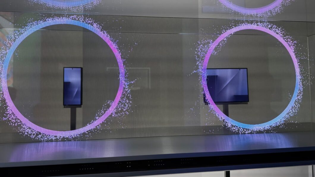 Imagem mostra dois smartphones lado a lado, exibidos em uma redoma de vidro. O segundo é horizontalmente maior e se assemelha a um tablet deitado