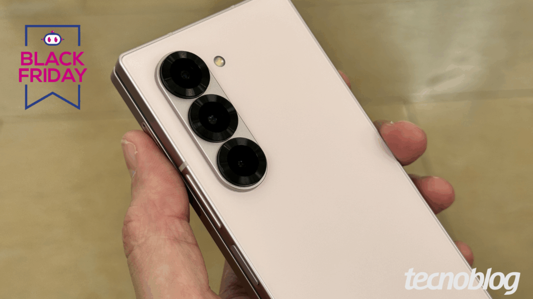 Mão segurando o Galaxy Z Fold 6 mostrando as câmeras