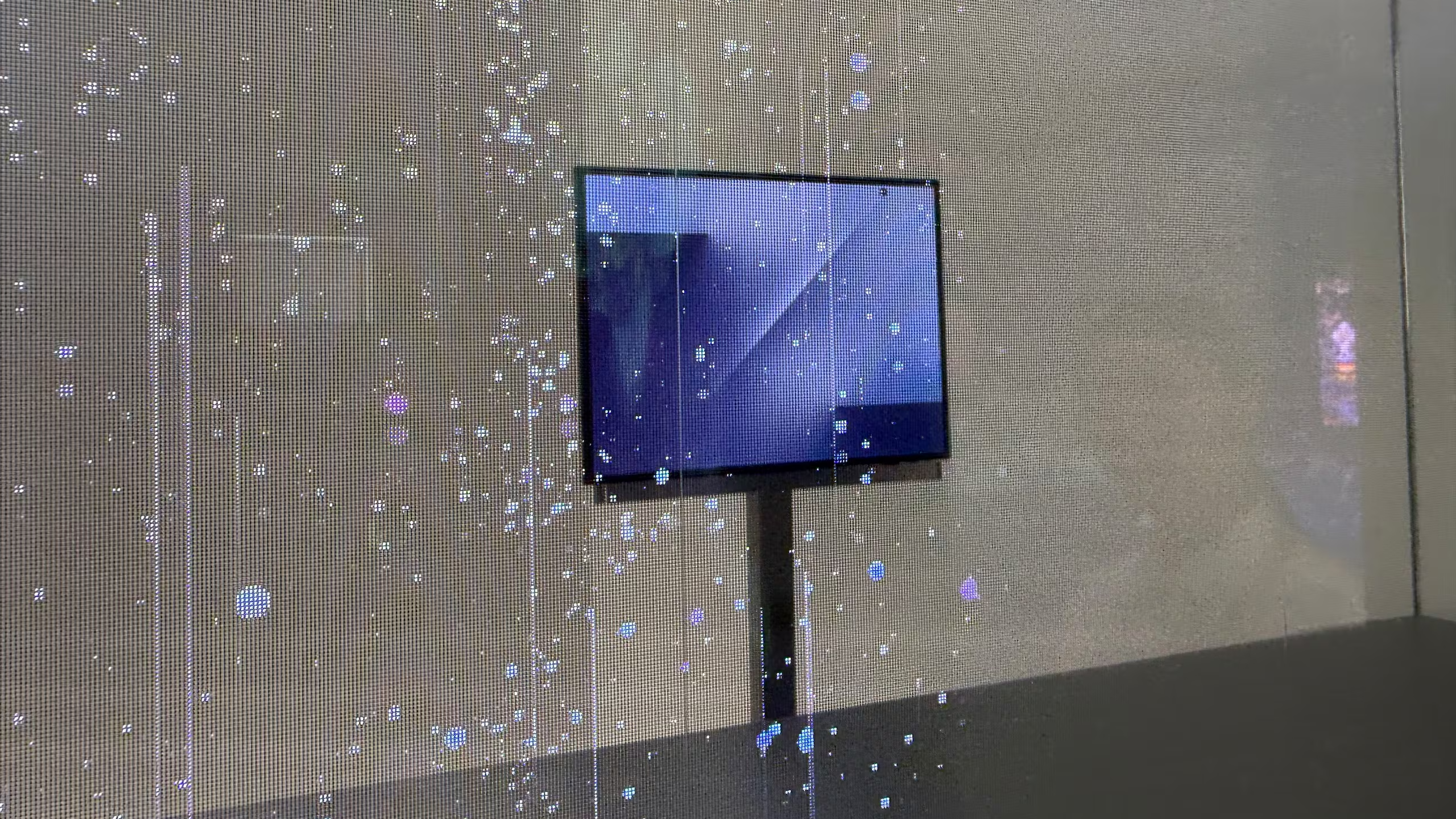 Imagem mostra um smartphone dobrável exposto em uma redoma de vidro, com suas três telas abertas