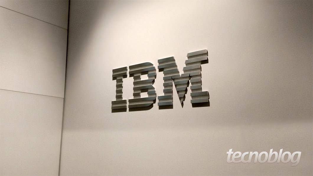 Imagem mostra uma parente com uma placa da IBM