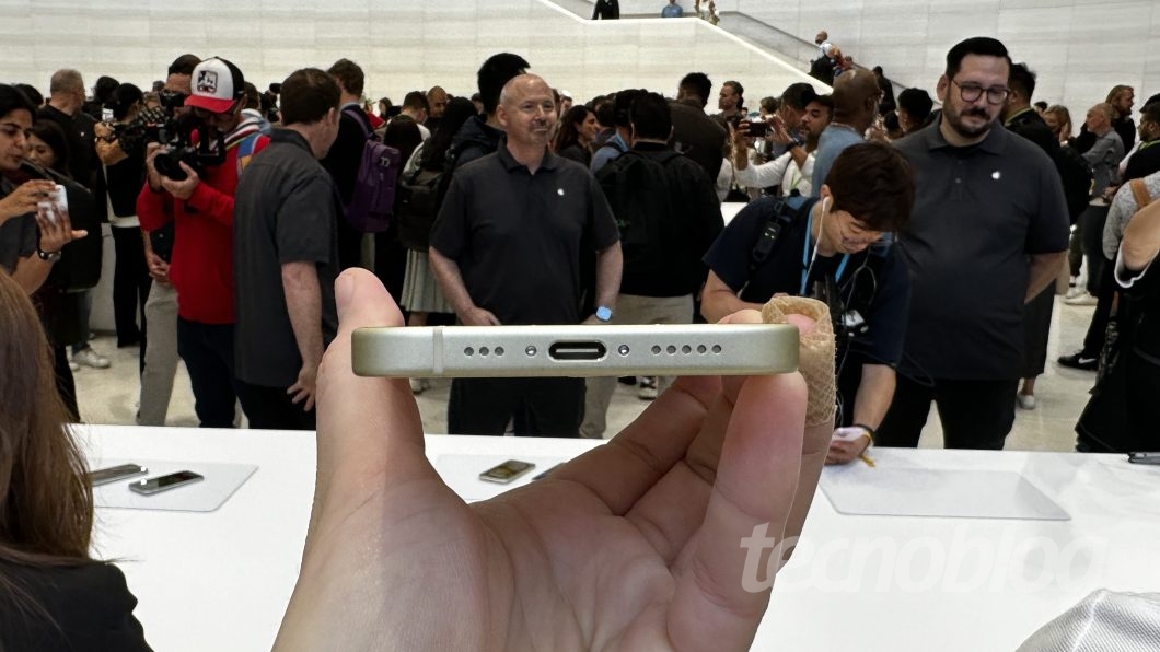 Mão segurando celular