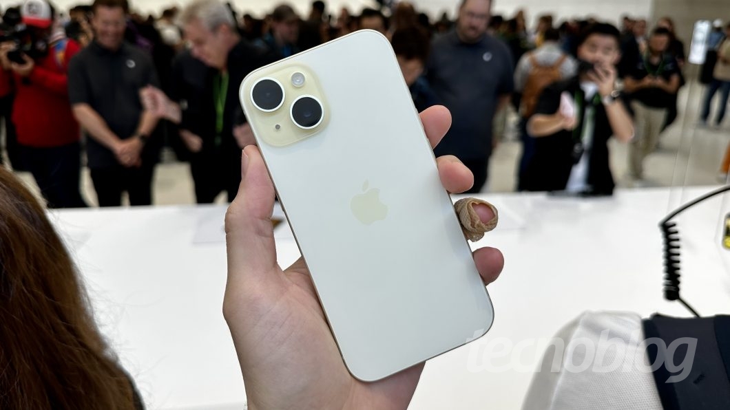 Mão segurando celular